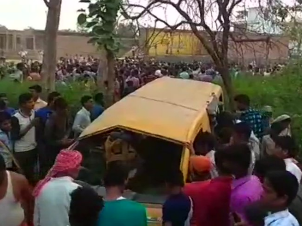 कुशीनगर में स्कूल वैन की ट्रेन से टक्कर, 13 बच्चों की मौत कुशीनगर में स्कूल वैन की ट्रेन से टक्कर, 13 बच्चों की मौत