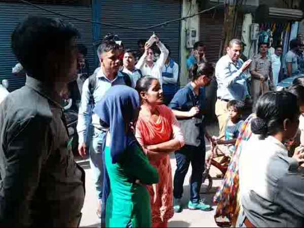 police raided in red light area 9 girls released in agra