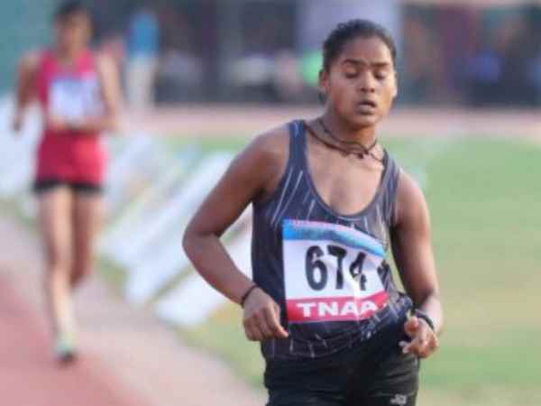 परिजनों ने बांटी मिठाई