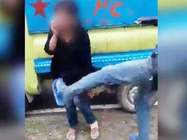 VIDEO: दोस्त के साथ जा रही लड़की को 12 लोगों ने रोककर पेट पर मारी कई लात, बाल पकड़ सड़क पर घसीटा VIDEO: दोस्त के साथ जा रही लड़की को 12 लोगों ने रोककर पेट पर मारी कई लात, बाल पकड़ सड़क पर घसीटा