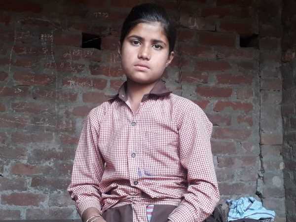 बच्ची की मां ने देखा तो सन्न रह गई