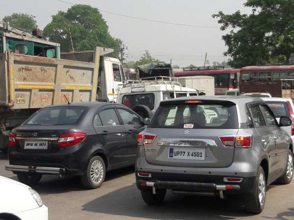 वाहनों की लंबी कतार