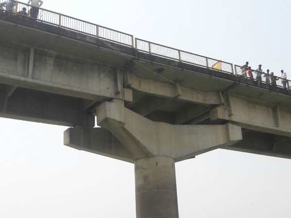 पुल धंसने से मचा हड़कंप