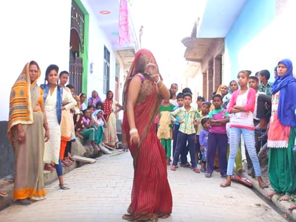 डांस देखने के लिए लगी भीड़