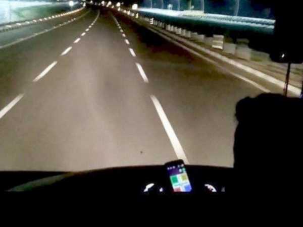 बस के कंडक्टर नेे कहा, इसमें घबराने का जरूरत नहीं बस के कंडक्टर नेे कहा, इसमें घबराने का जरूरत नहीं