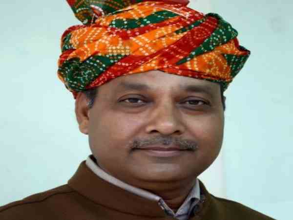 पहले भी दे चुके हैं विवादित बयान