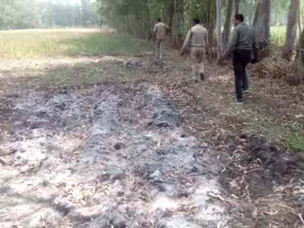 खेत में बेटी की लाश को जलाया