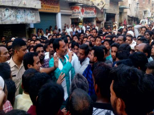 shahjahanpur truck smashed a boy watching bull fight on road