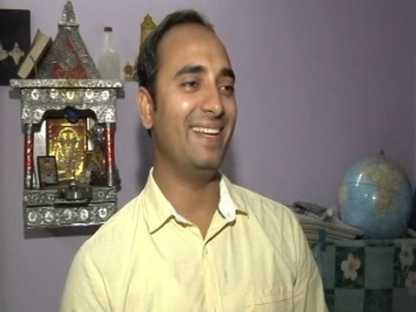 अनिरुद्ध बने हिंदी टॉपर