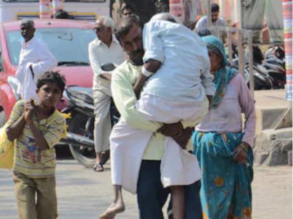 कंधे पर उठाकर अस्पताल पहुंचा बेटा