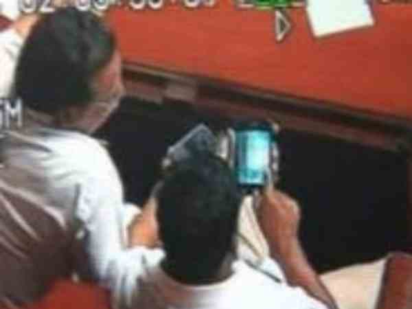 विधानसभा की कार्यवाही के दौरान मोबाइल फोन पर पोर्न देखते पकड़े गए थे