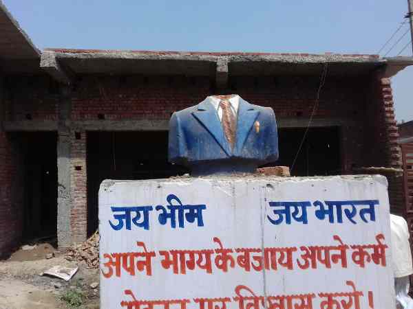 प्रदर्शनकारियों ने थानाध्यक्ष को पीटा