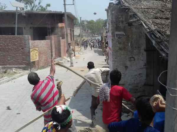 प्रदर्शनकारियों ने किया पथराव