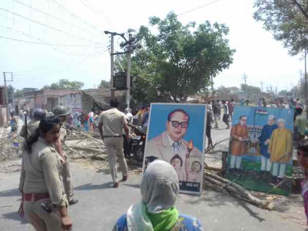 गांवों में पुलिस बल तैनात