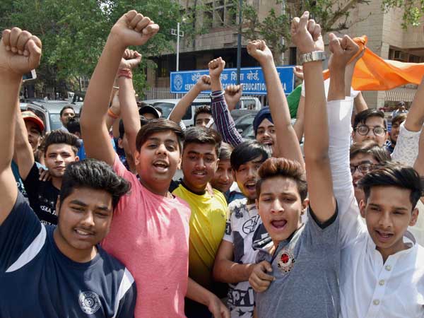 हाथ से लिखे पेपर की हो रही जांच