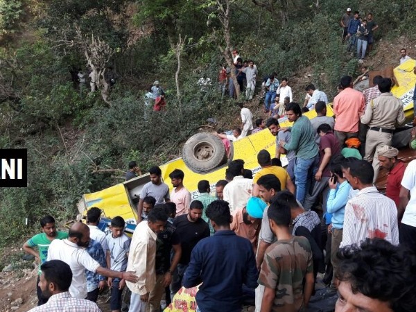 200 फीट गहरी खाई में गिरी बस