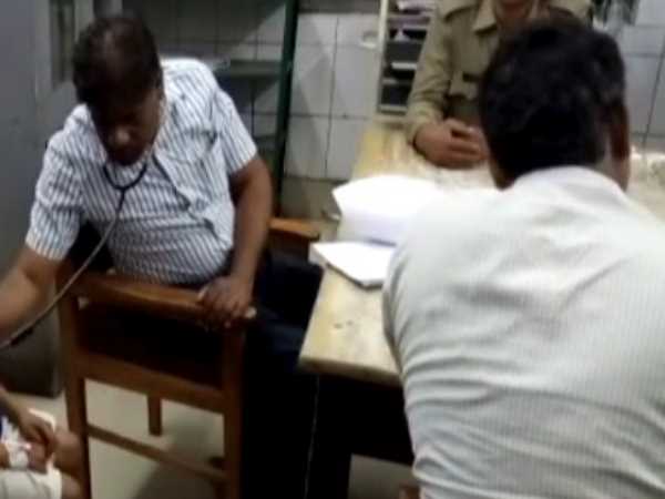 बच्चे का किया जा रहा इलाज बच्चे का किया जा रहा इलाज