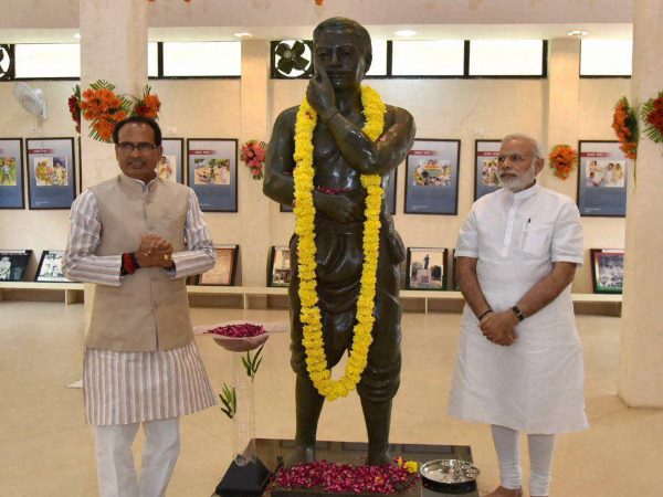 टाइमल में मोदी दाईं ओर, चौहान बाईं ओर