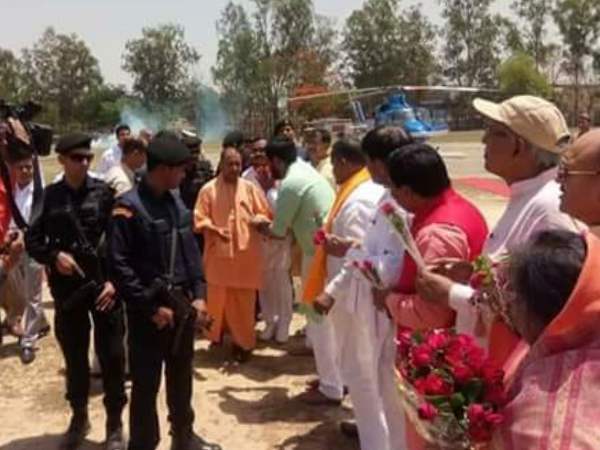 pratapgarh sp workers showed black flag