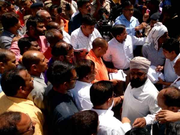 Public climbed on shade pipe to see CM Yogi in Shahjahanpur