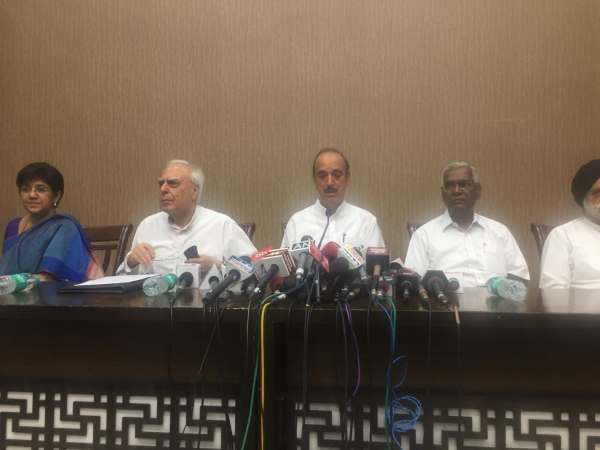 संविधान के अनुसार शक्ति का प्रयोग नहीं