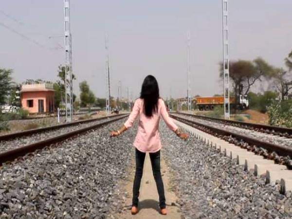 पटरियों के बीचों-बीच खड़े होकर डांस