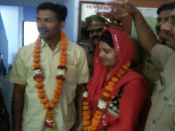 थाने में स्थित मंदिर के सामने खाईं कभी ना अलग होने की कसमें