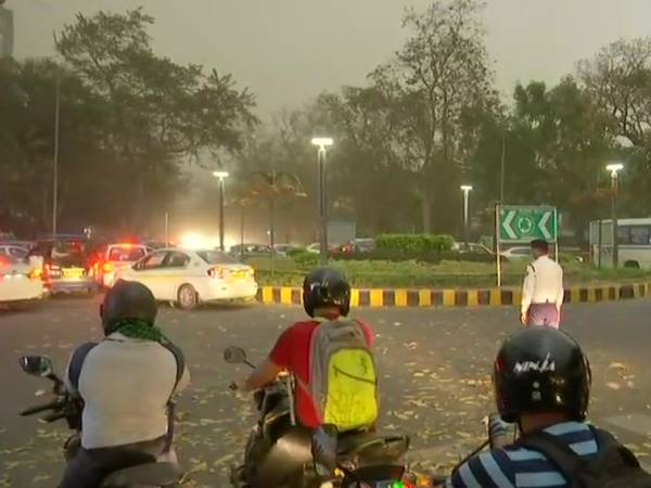 दिल्ली में अचानक बिगड़ा मौसम, तेज आंधी के साथ छाया धूल का गुबार