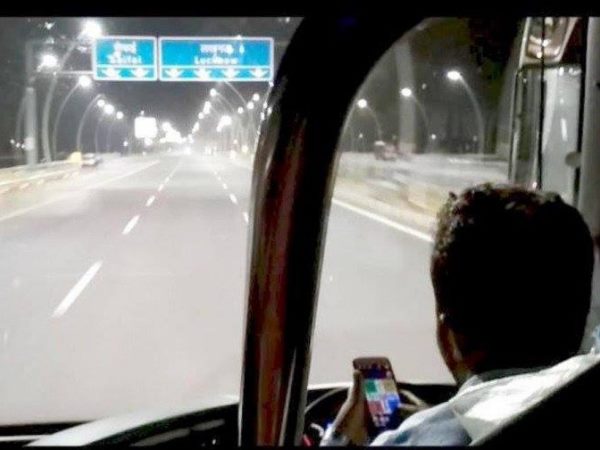 85 किमी प्रति घंटा से चल रही थी बस 85 किमी प्रति घंटा से चल रही थी बस