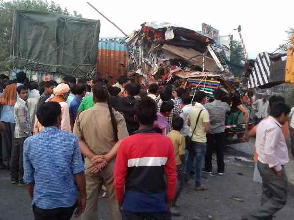 Two killed in road accident in Farrukhabad