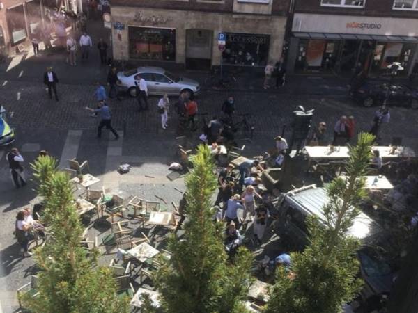 जर्मनी के मुंस्टर में कार ने लोगों को मारी ठोकर, कई लोगों की मौत जर्मनी के मुंस्टर में कार ने लोगों को मारी ठोकर, कई लोगों की मौत