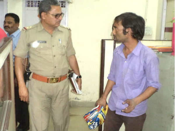 चार बोरे लेकर बैंक पहुंचा मंगल सिंह, खाते में बताया 5 अरब रुपए