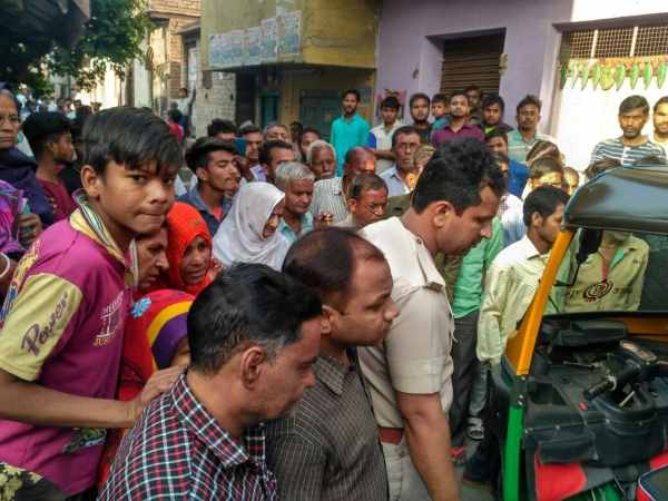 मौके पर लोगों की भीड़, पहुंची पुलिस