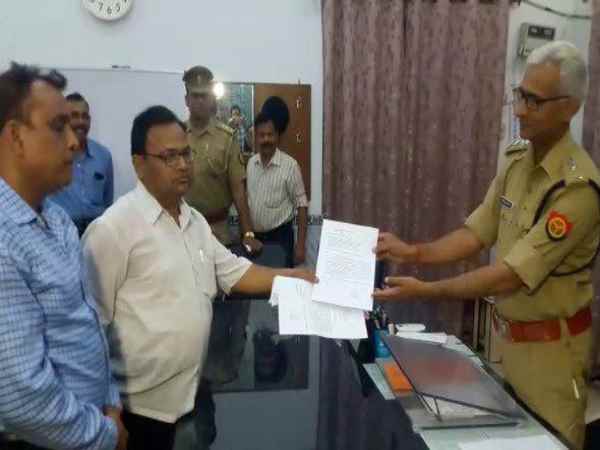 BJP worker slapped a radiologist at district hospital in Hardoi 