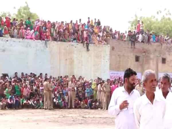 Vidai in helicopter of daughter of farmer in Hapur Vidai in helicopter of daughter of farmer in Hapur