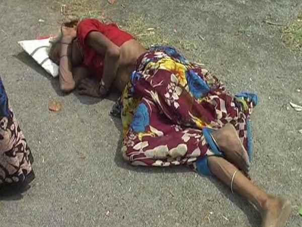 सांस की मरीज महिला को रोड पर छोड़ा सांस की मरीज महिला को रोड पर छोड़ा