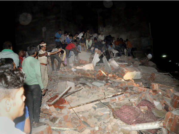 लोग फोटो खींचने में लगे रहे