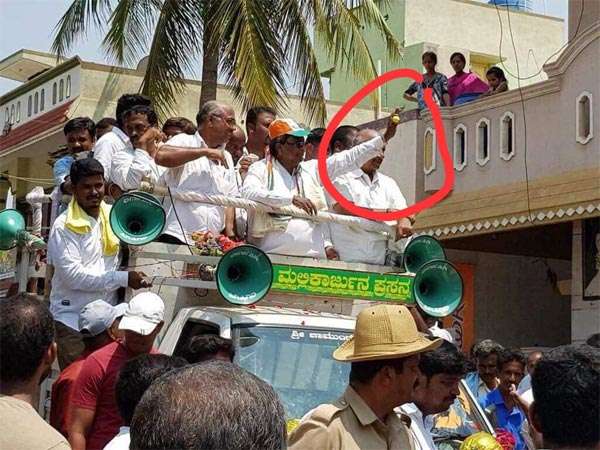 सिद्धारमैया के हाथ में नींबू