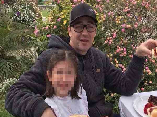 'अलोहा स्टीकहाउस में रात्रि भोजन कर रहे थे'