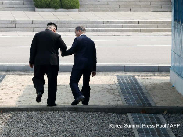 एक-दूसरे का हाथ पकड़ कर बढ़े आगे 