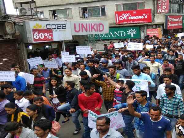 जानकारी के बाद बड़ी संख्या में पहुंचे ग्रामीण