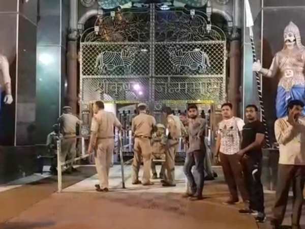 अचानक गोली चलने की आवाज आई