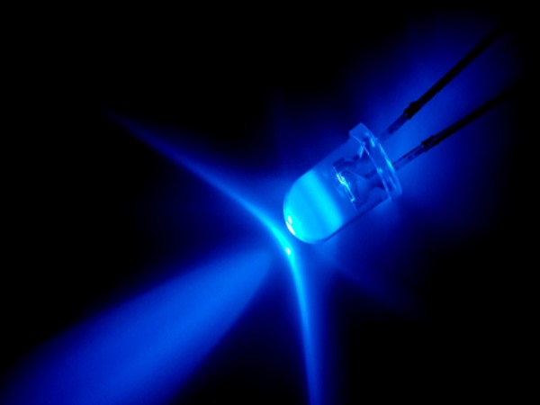 नीली रोशनी मनुष्य के शरीर की बायोलॉजीकल क्लॉक को गड़बड़ा देती है