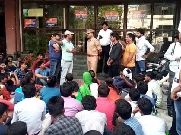 अभ्यर्थी कर रहे न्यायिक समीक्षा की मांग अभ्यर्थी कर रहे न्यायिक समीक्षा की मांग