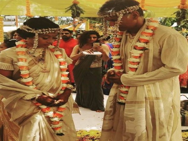 शादी में पीले रंग की साडी में नजर आईं अंकिता