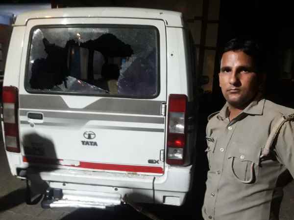 थाने पर किया पथराव