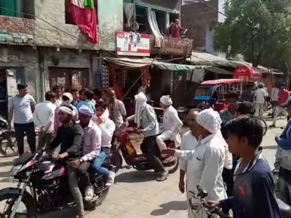 Vehicle of crooks hit the rickshaw puller in Mathura