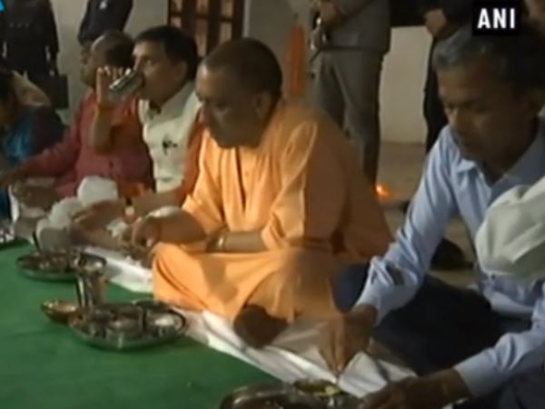 दलित के घर पहुंचे थे योगी दलित के घर पहुंचे थे योगी