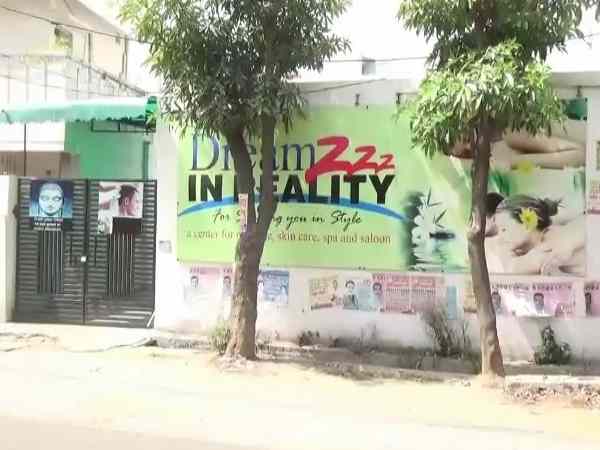 Anti corruption Inspector running flesh trade in parlour in Merrut