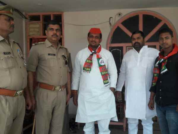 आठ सपा नेता हिरास में लिए गए आठ सपा नेता हिरास में लिए गए